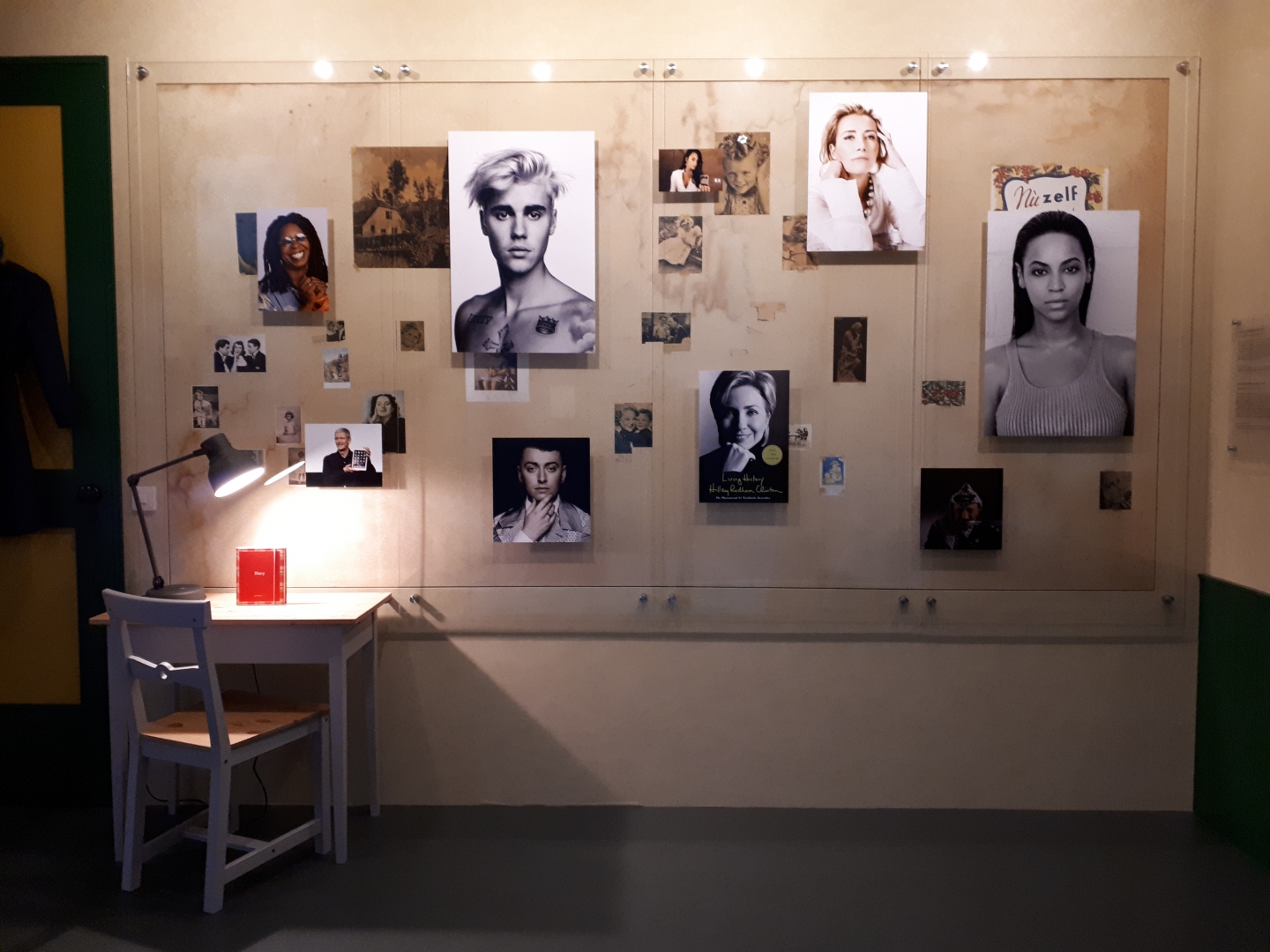 Wand in Anne Franks Zimmer, mit Postern von bekannten Besuchern des Hauses